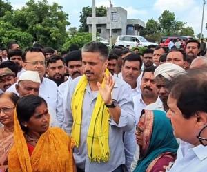 आमदार रोहित पवार शेतकर्‍यांच्या बांधावर: दुष्काळाची भिषणता, पावसाअभावी खरीप पीके करपली; हतबल शेतकर्‍यांच्या डोळ्यांत पाणी