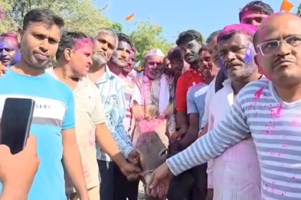 Video/धुलिवंदनाची परंपराच लय भारी.., विडागावत जावयाची गर्दभ सवारी...!   चप्पल-बुटांचा हार; पोषाखाचा आहेर अन् सोन्याची अंगठीही