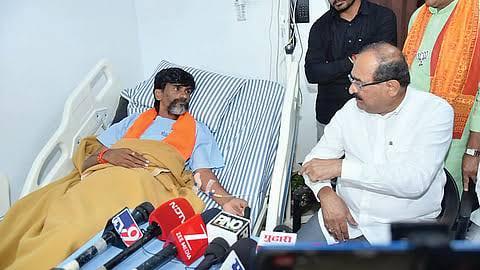 मंत्री विखे पाटीलांनी घेतली मनोज जरांगेची भेट  संभाजीनगरच्या गॅलॅक्सी हॉस्पीटलमध्ये जरांगे पाटलांच्या प्रकृतीची विचारपूस