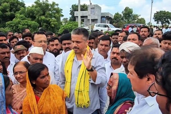 आमदार रोहित पवार शेतकर्‍यांच्या बांधावर: दुष्काळाची भिषणता, पावसाअभावी खरीप पीके करपली; हतबल शेतकर्‍यांच्या डोळ्यांत पाणी