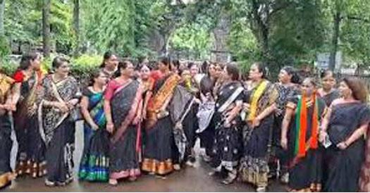 राहुल गांधी नाशिक दौर्‍यावर, भाजप महिला आघाडीचा विरोध जिल्हाधिकारी कार्यालयासमोर भाजचे आंदोलन